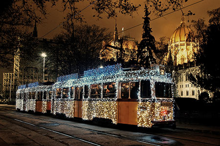 Tranvia iluminado en Budapest