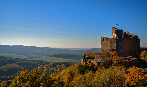 Vista del castillo de Holloko