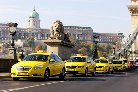 Taxis circulando por Budapest